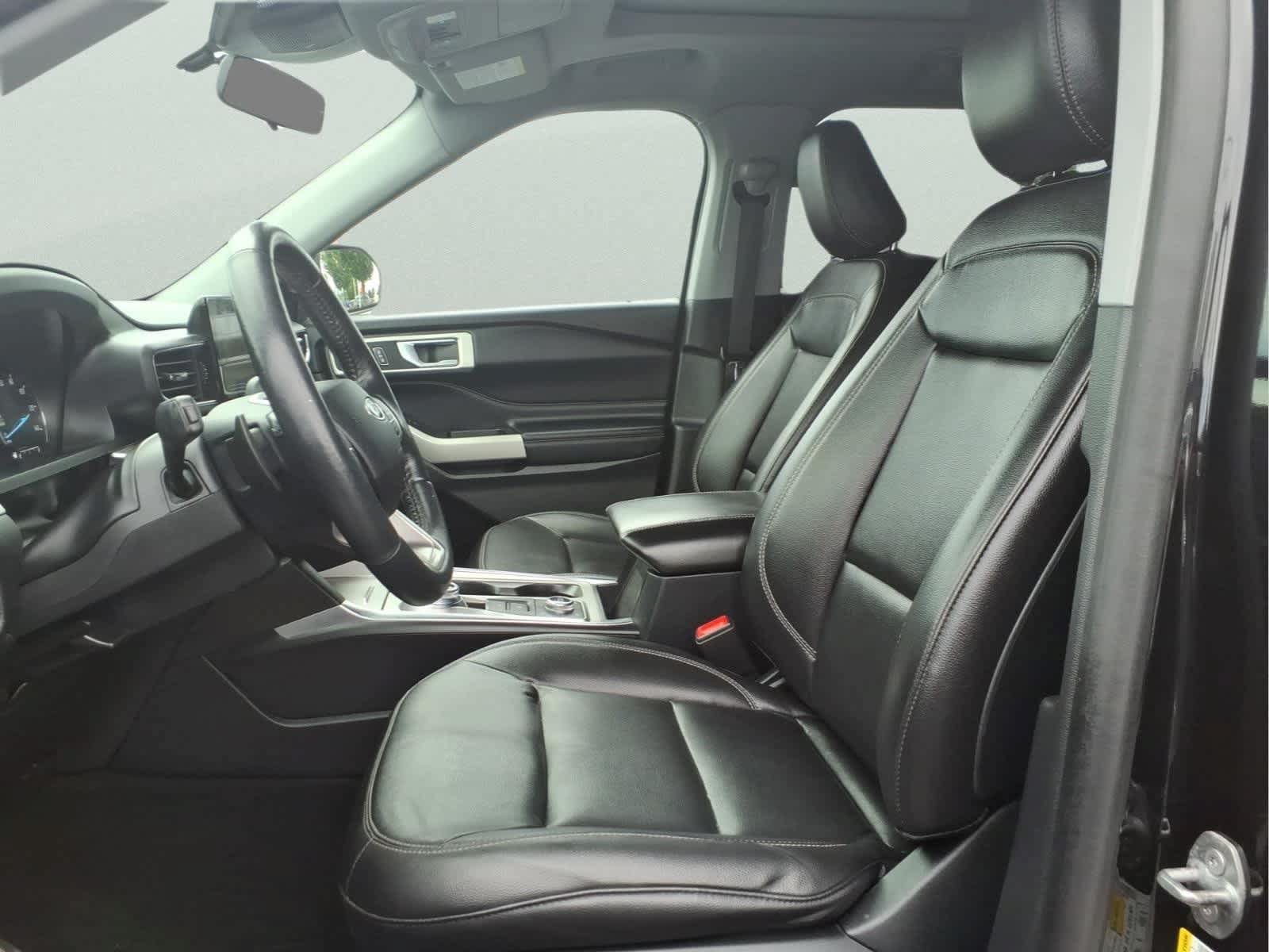 Used 2020 Ford Explorer XLT w/ Equipment Group 202A AWD/4WD image 18
