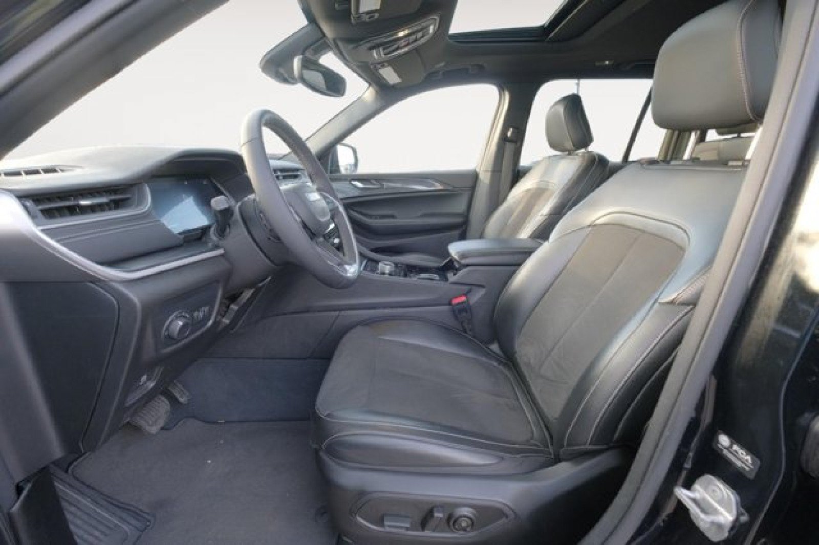 Used 2023 Jeep Grand Cherokee Altitude AWD/4WD image 12