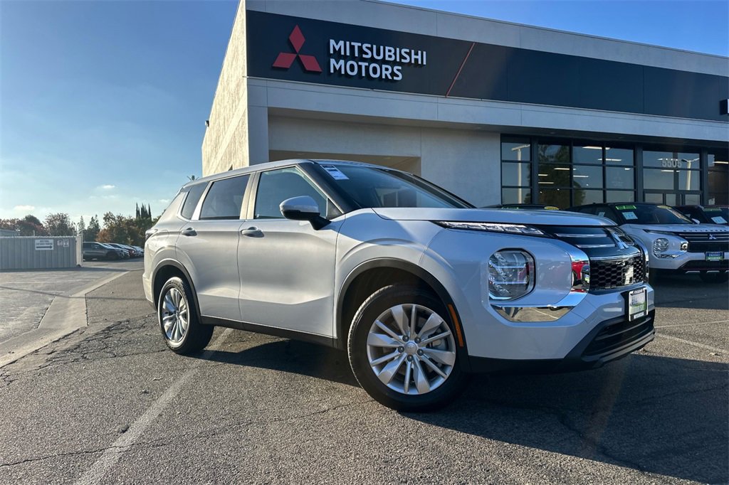 New 2025 Mitsubishi Outlander ES image 2
