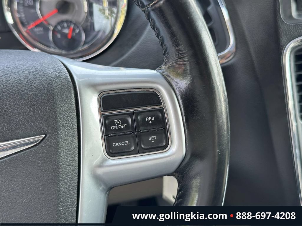 Used 2012 Chrysler Town & Country Touring FWD image 21