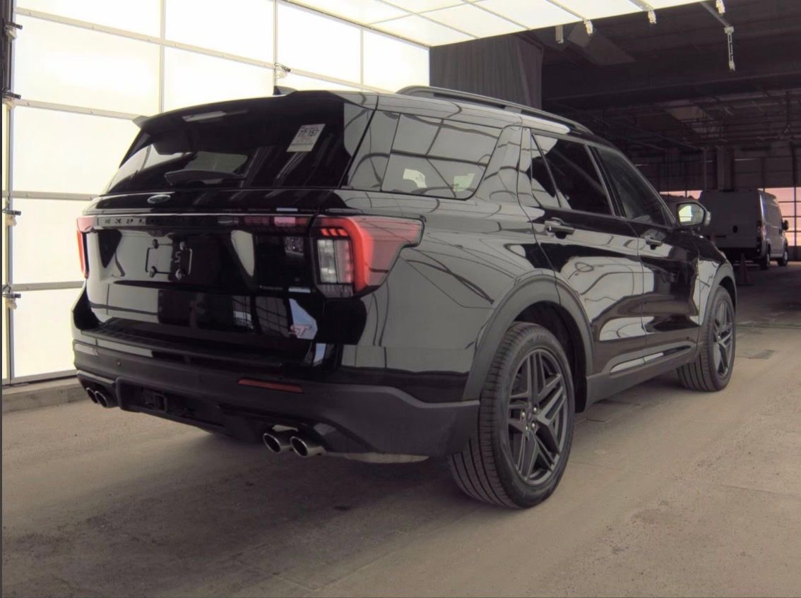 Used 2025 Ford Explorer ST image 3