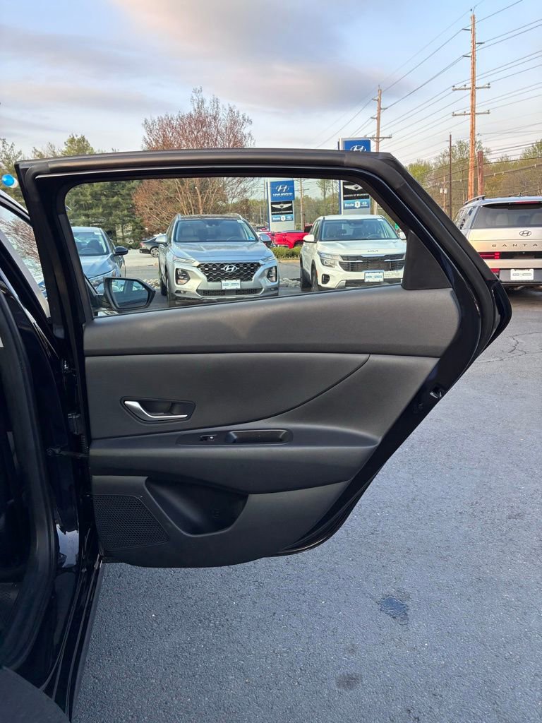 Used 2024 Hyundai Elantra SE FWD image 43