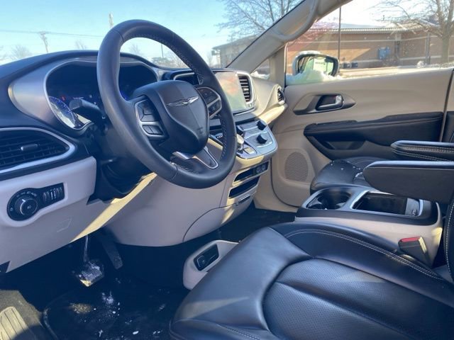 Certified 2023 Chrysler Pacifica Touring-L image 23