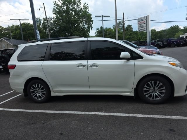 Used 2018 Toyota Sienna XLE w/ XLE Navigation Package FWD image 2