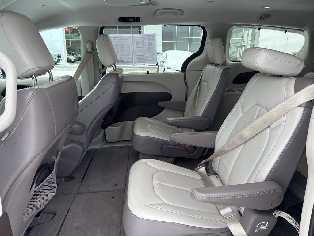 Used 2017 Chrysler Pacifica Touring-L image 9