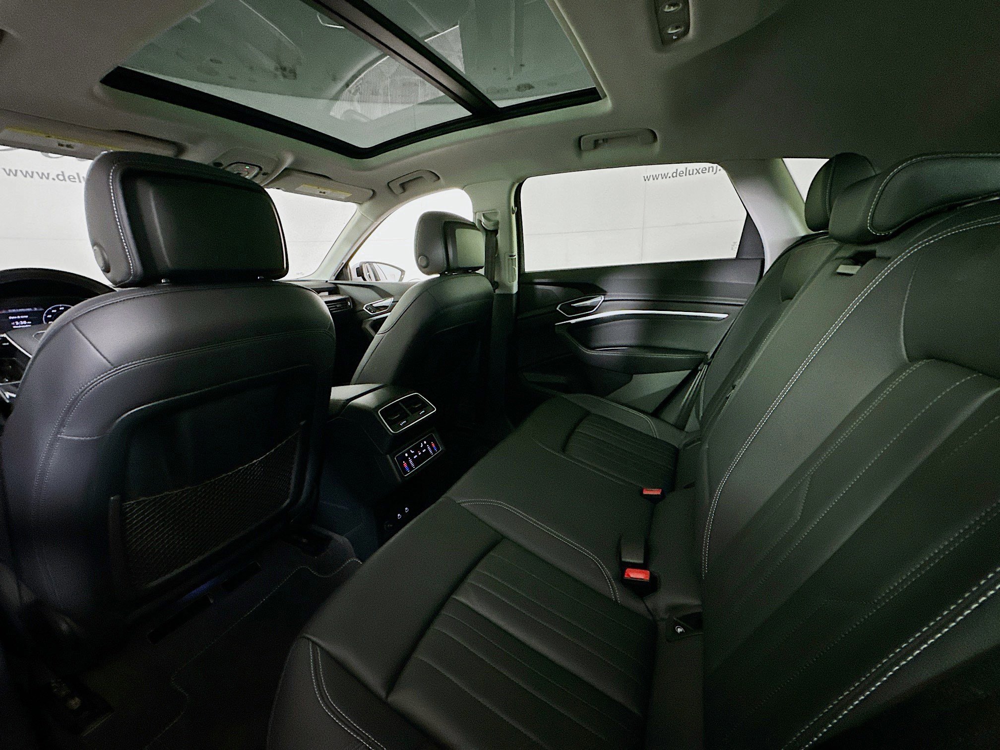 Used 2022 Audi e-tron Premium w/ Convenience Plus Package image 24