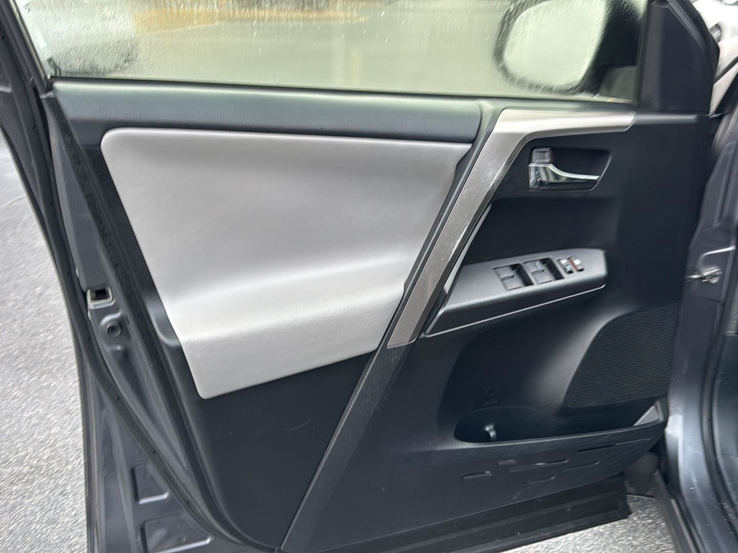 Used 2018 Toyota RAV4 XLE image 14