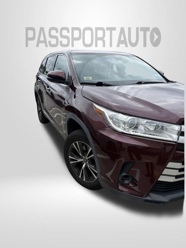 Used 2019 Toyota Highlander LE FWD image 2
