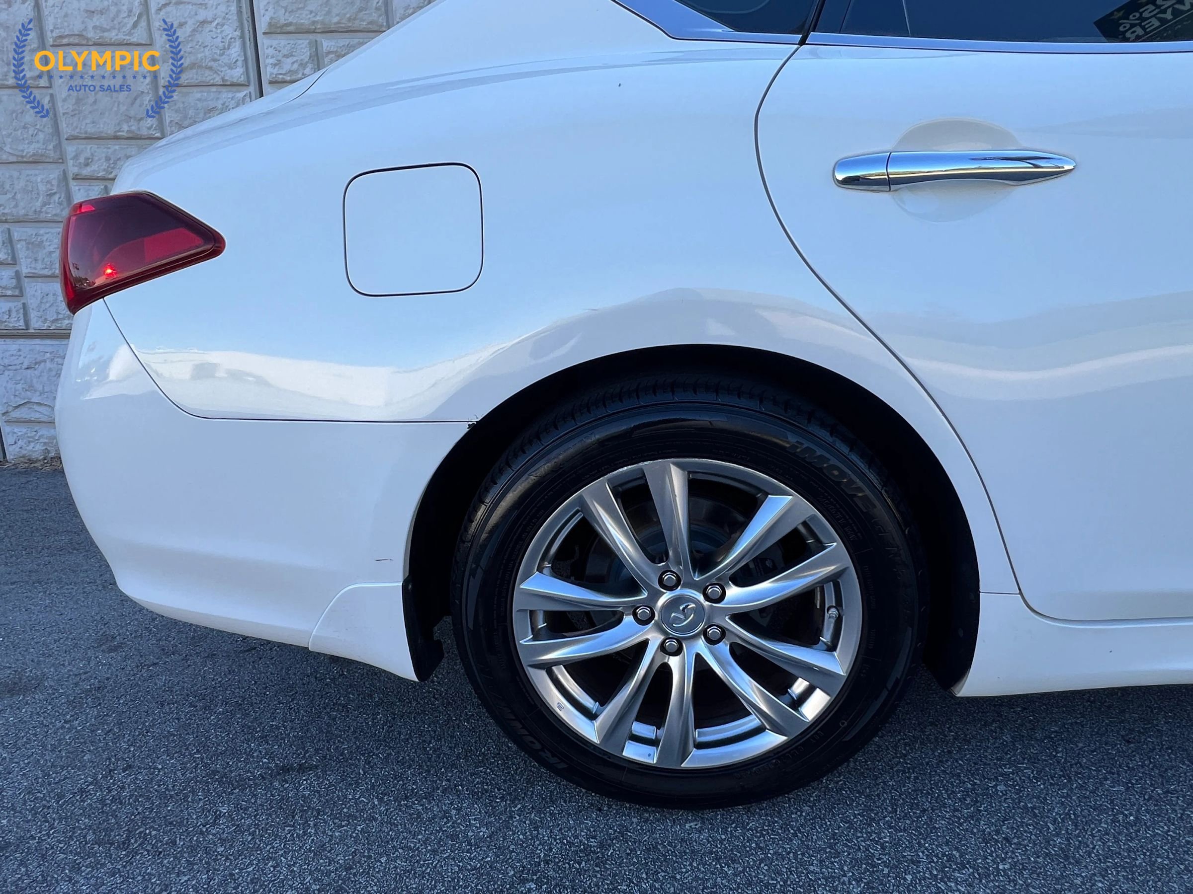 Used 2015 INFINITI Q70 3.7 RWD image 12