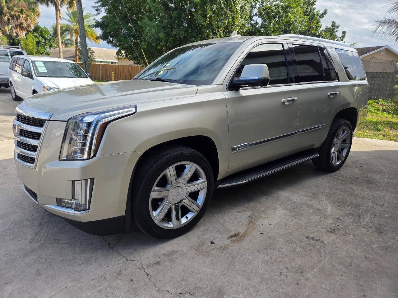 Used 2016 Cadillac Escalade Luxury image 4