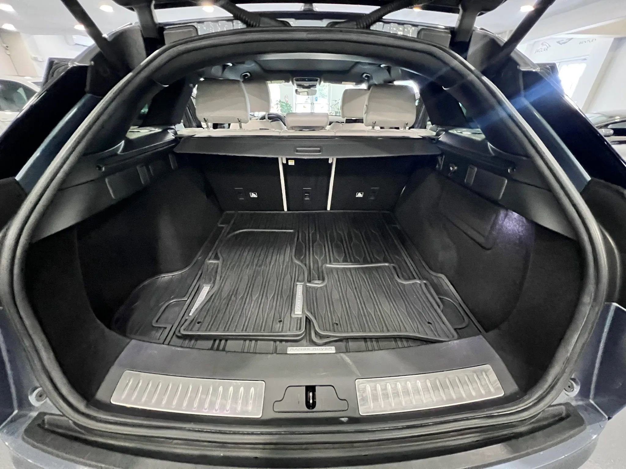 Used 2019 Land Rover Range Rover Velar R-Dynamic SE AWD/4WD image 21