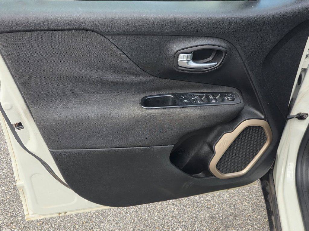 Used 2017 Jeep Renegade Latitude FWD image 25