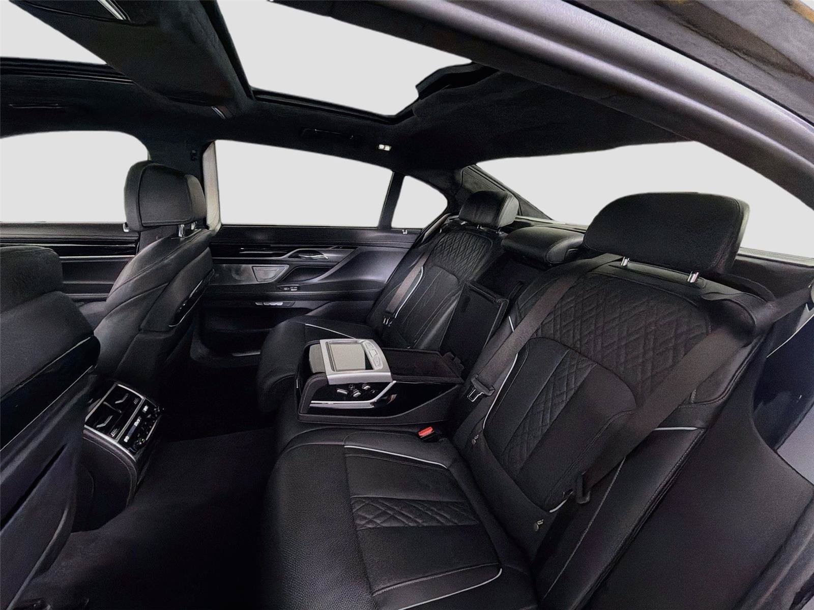 Used 2018 BMW M760i xDrive AWD/4WD image 27
