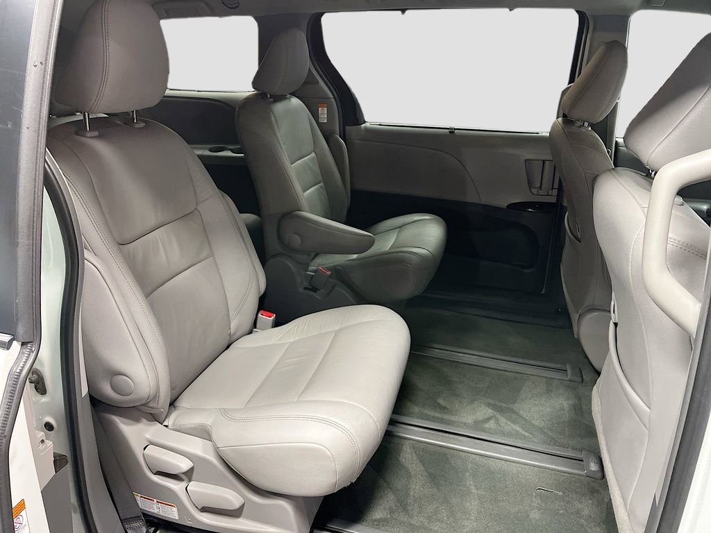 Used 2017 Toyota Sienna AWD image 28