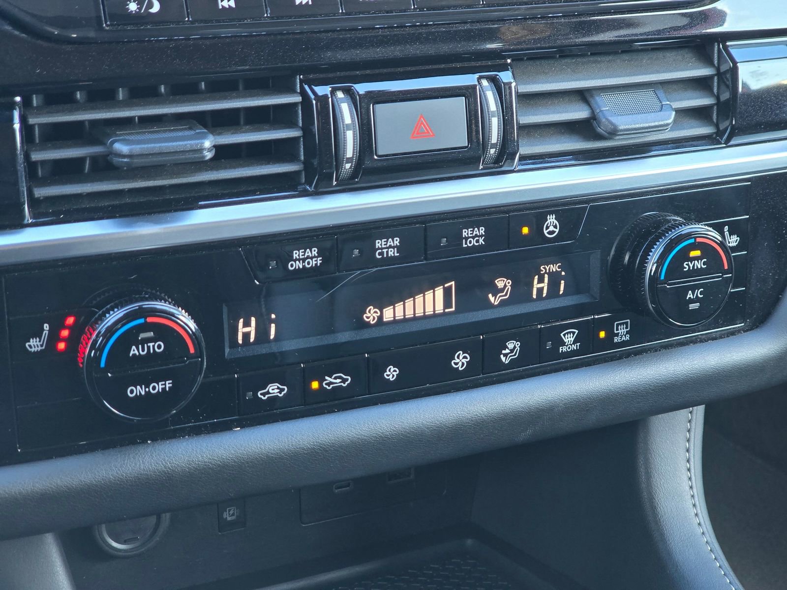Used 2025 Nissan Pathfinder SL AWD/4WD image 29