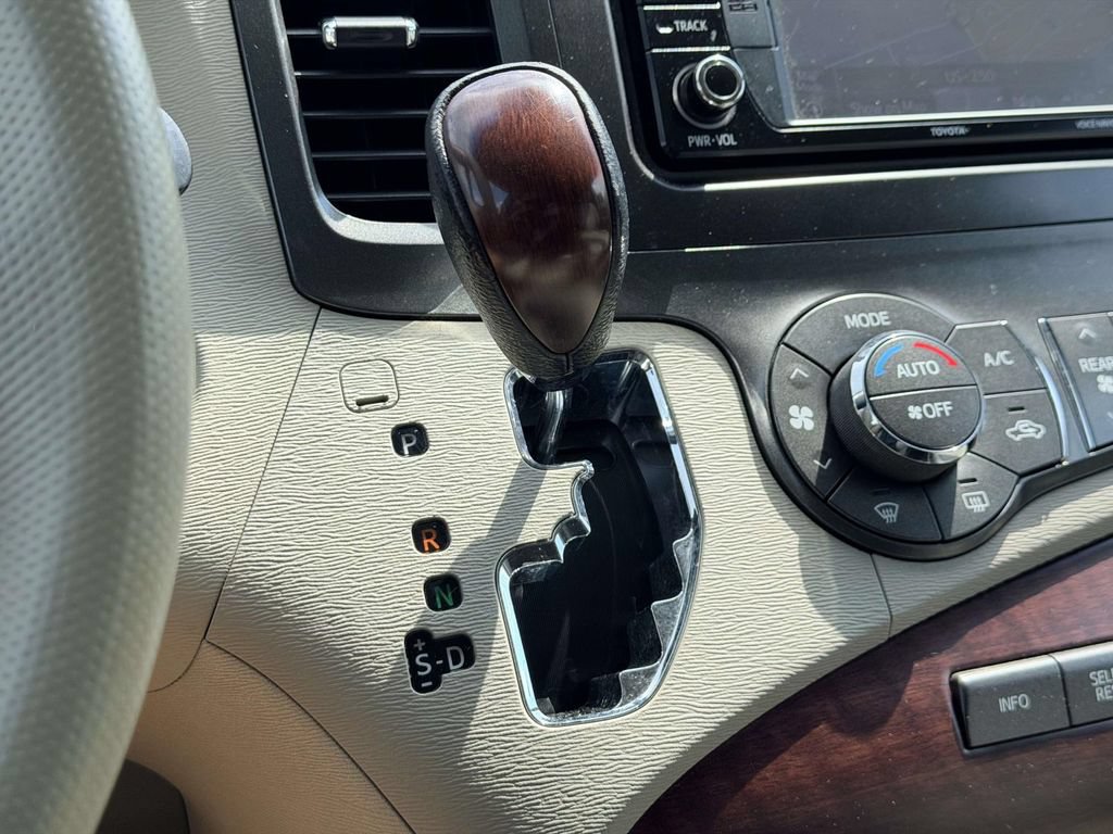 Used 2013 Toyota Sienna XLE FWD image 6