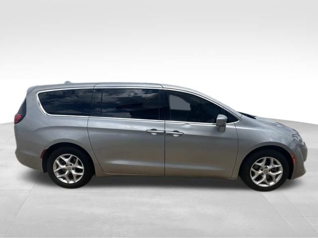 Used 2018 Chrysler Pacifica Touring Plus w/ Tire & Wheel Group FWD image 10