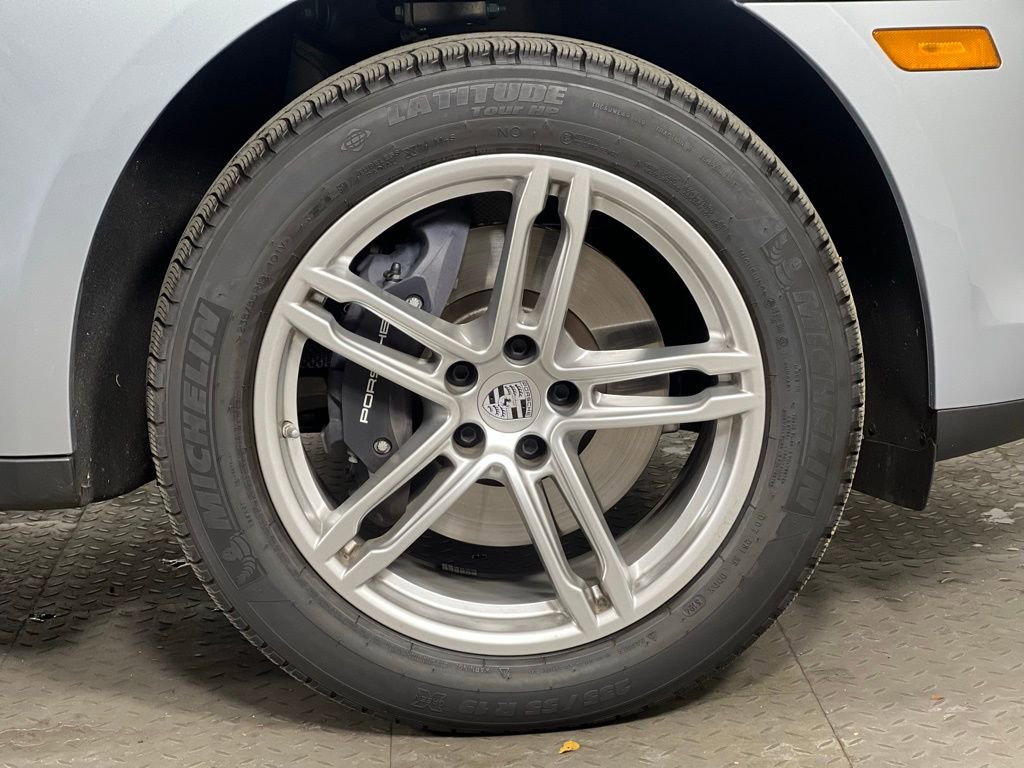 Certified 2025 Porsche Macan image 13