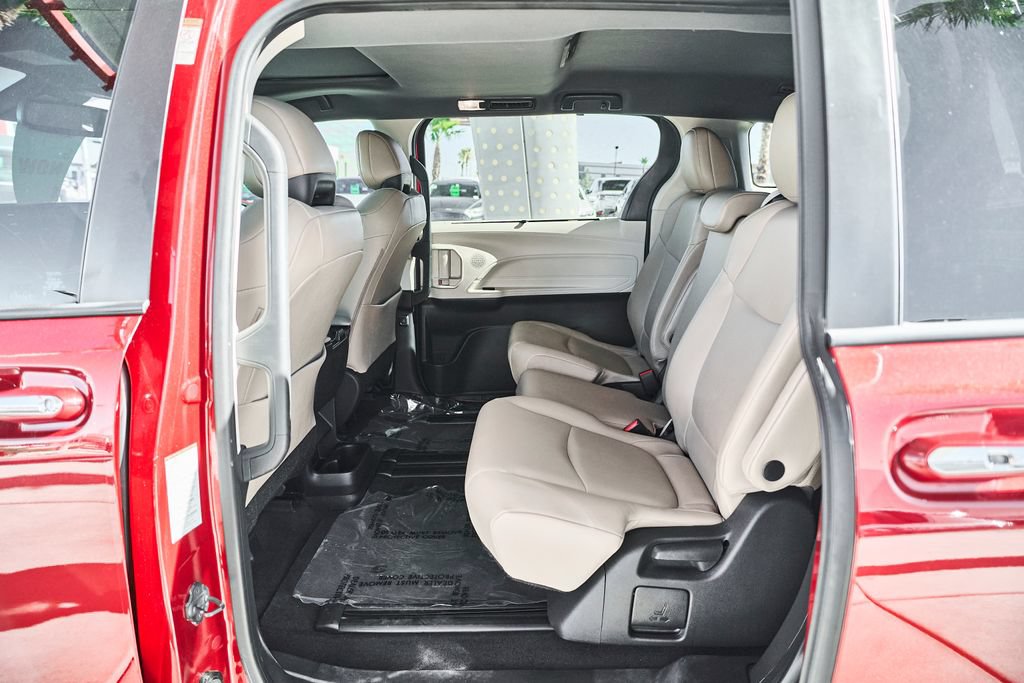 Used 2021 Toyota Sienna XLE w/ XLE Plus Package FWD image 13