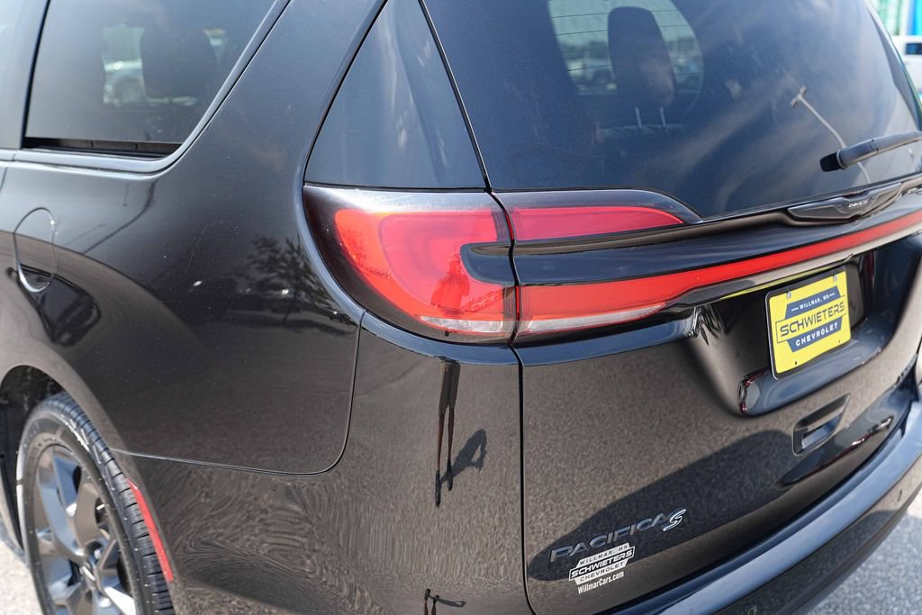 Used 2025 Chrysler Pacifica Limited FWD image 9