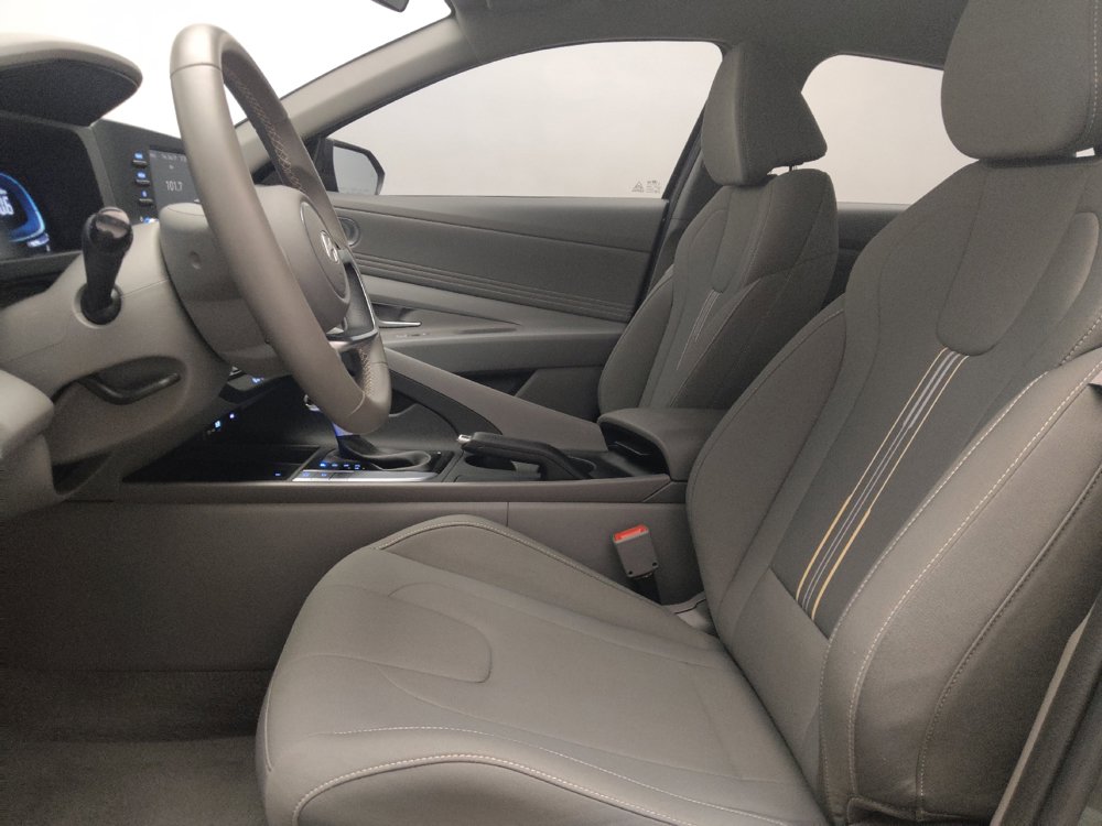 Used 2025 Hyundai Elantra Sport FWD image 17