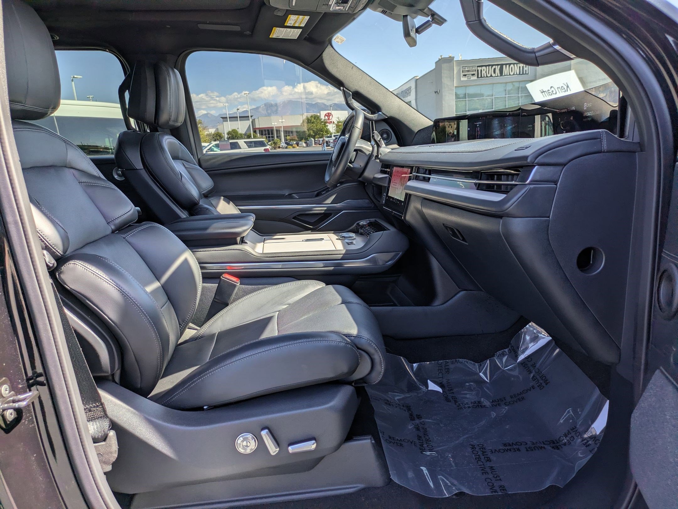 Used 2025 Lincoln Navigator Reserve w/ Jet Appearance Package AWD/4WD image 32