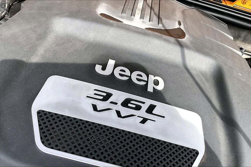 Used 2012 Jeep Wrangler Unlimited Rubicon w/ Dual Top Group image 33