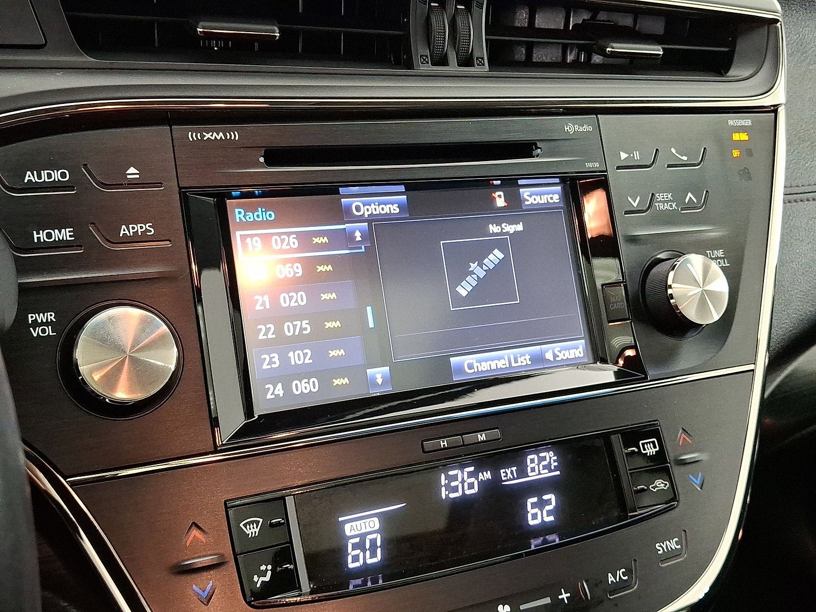 Used 2016 Toyota Avalon Touring FWD image 6