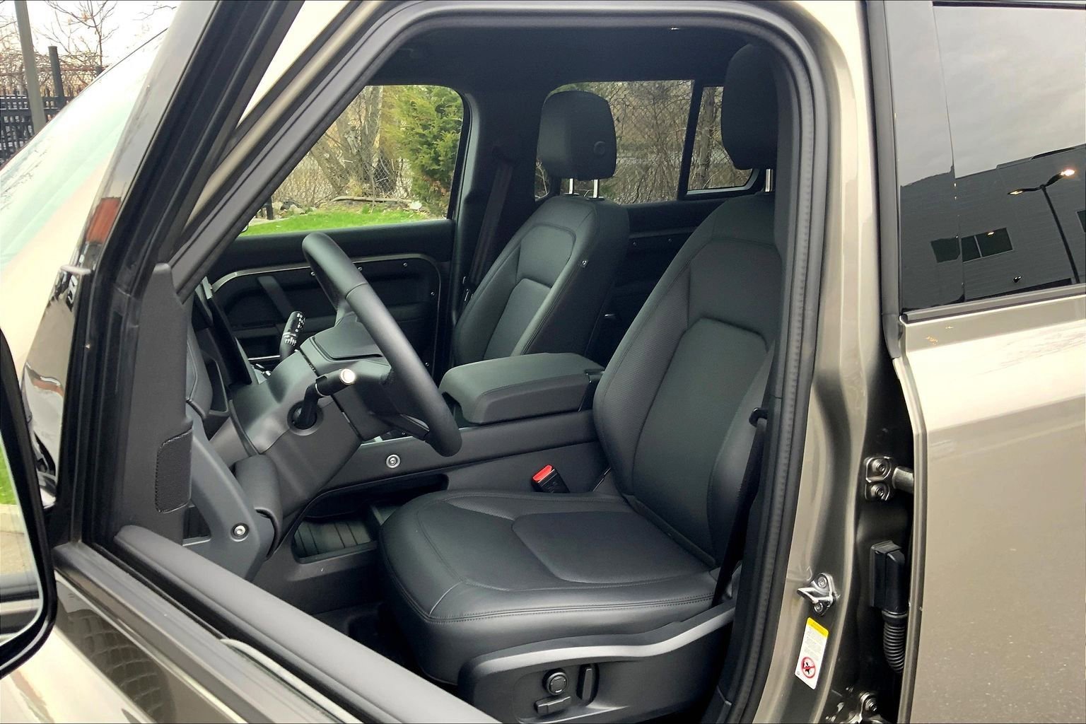 Used 2025 Land Rover Defender 110 X-Dynamic SE image 7