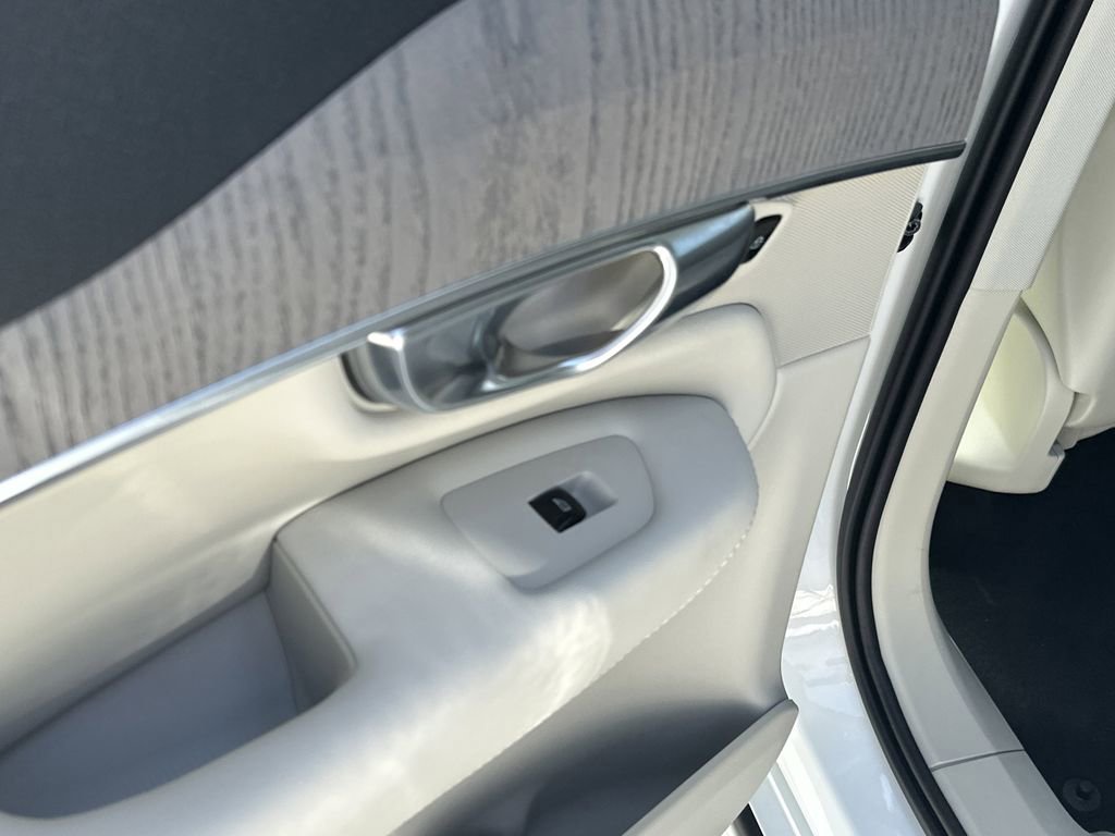 Used 2025 Volvo XC90 B5 Plus w/ Protection Package Premier image 16