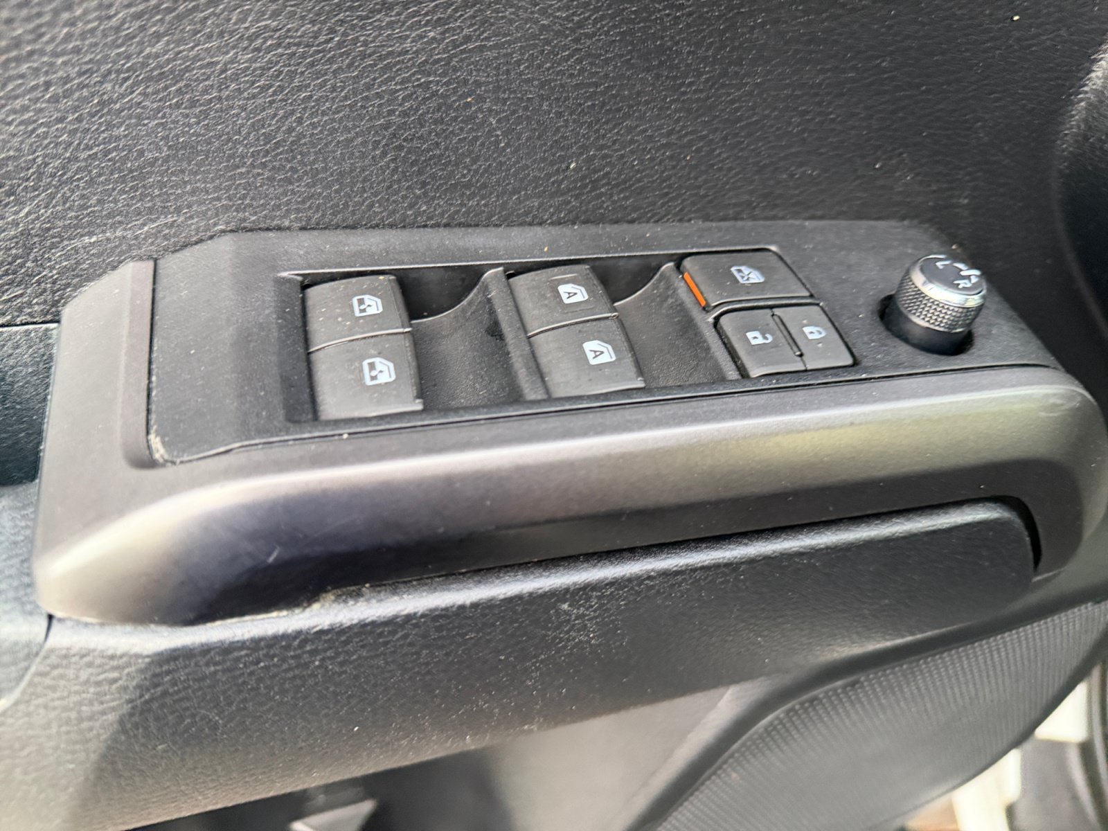 Used 2017 Toyota Tacoma TRD Off-Road w/ Premium & Technology Package AWD/4WD image 17