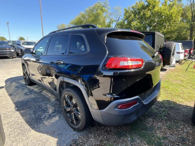 Used 2017 Jeep Cherokee Sport FWD image 3