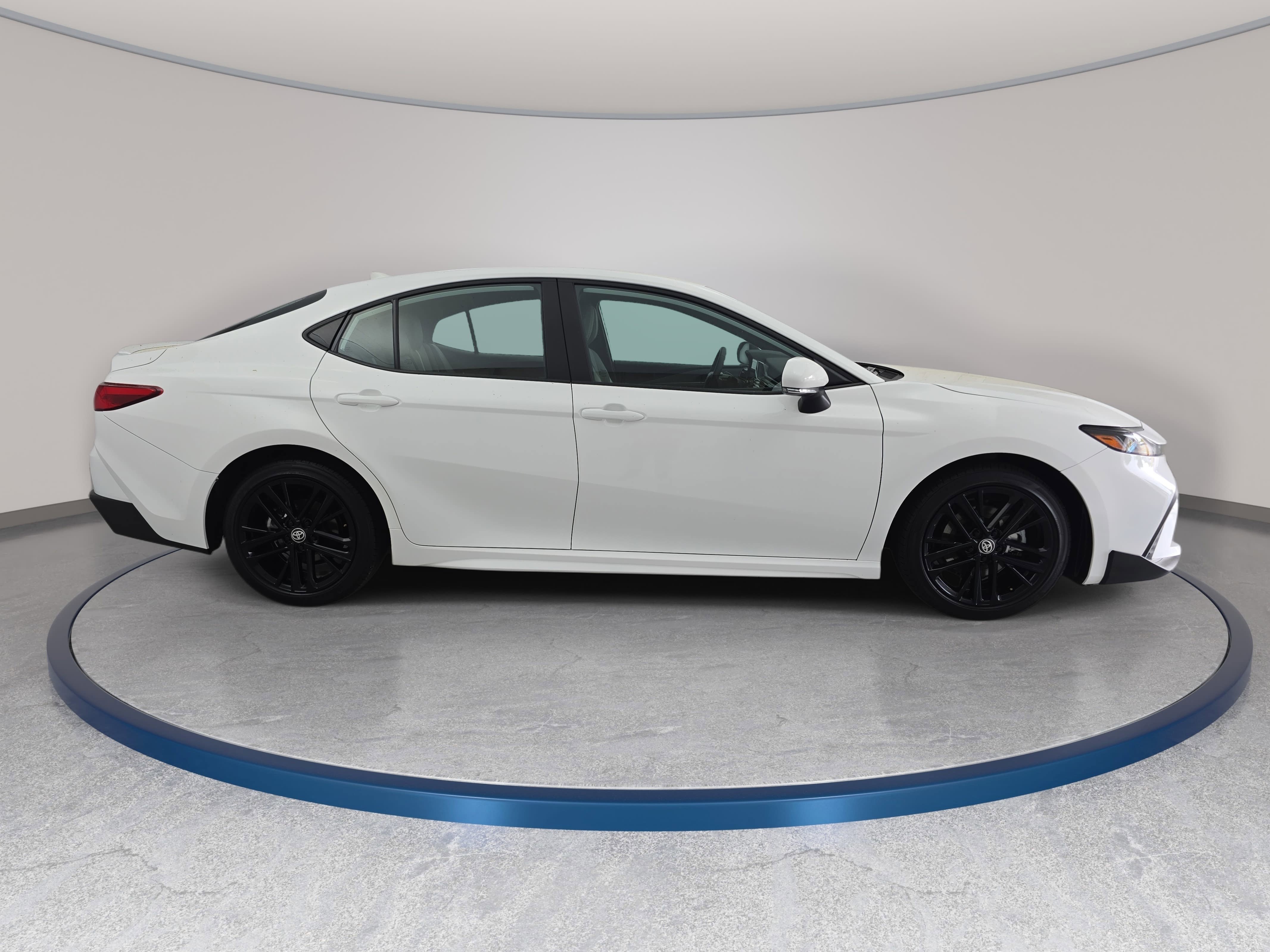 Used 2025 Toyota Camry SE w/ Convenience Package FWD image 4