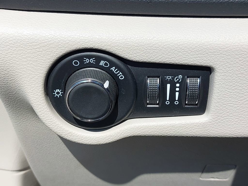 Used 2023 Chrysler Voyager LX image 21