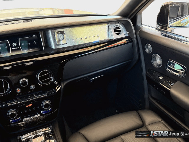 Used 2022 Rolls-Royce Phantom Sedan RWD image 17