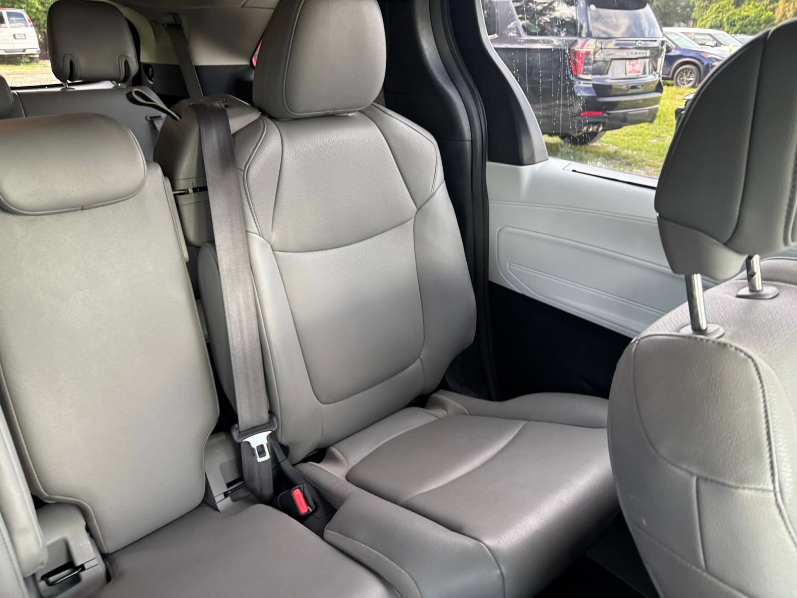Used 2025 Toyota Sienna XLE FWD image 40