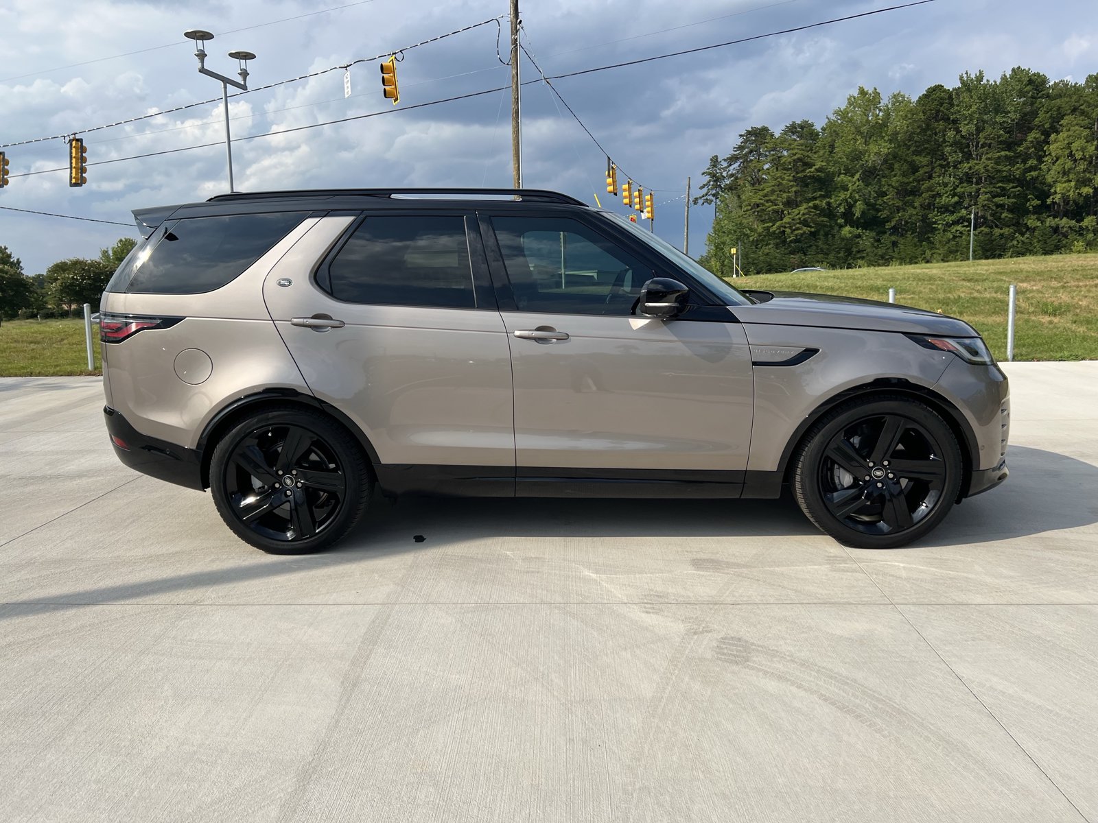 Used 2025 Land Rover Discovery Dynamic SE AWD/4WD image 9