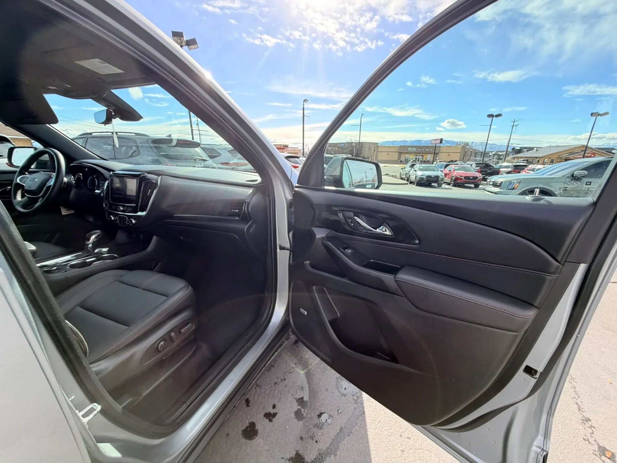 Used 2023 Chevrolet Traverse RS image 32