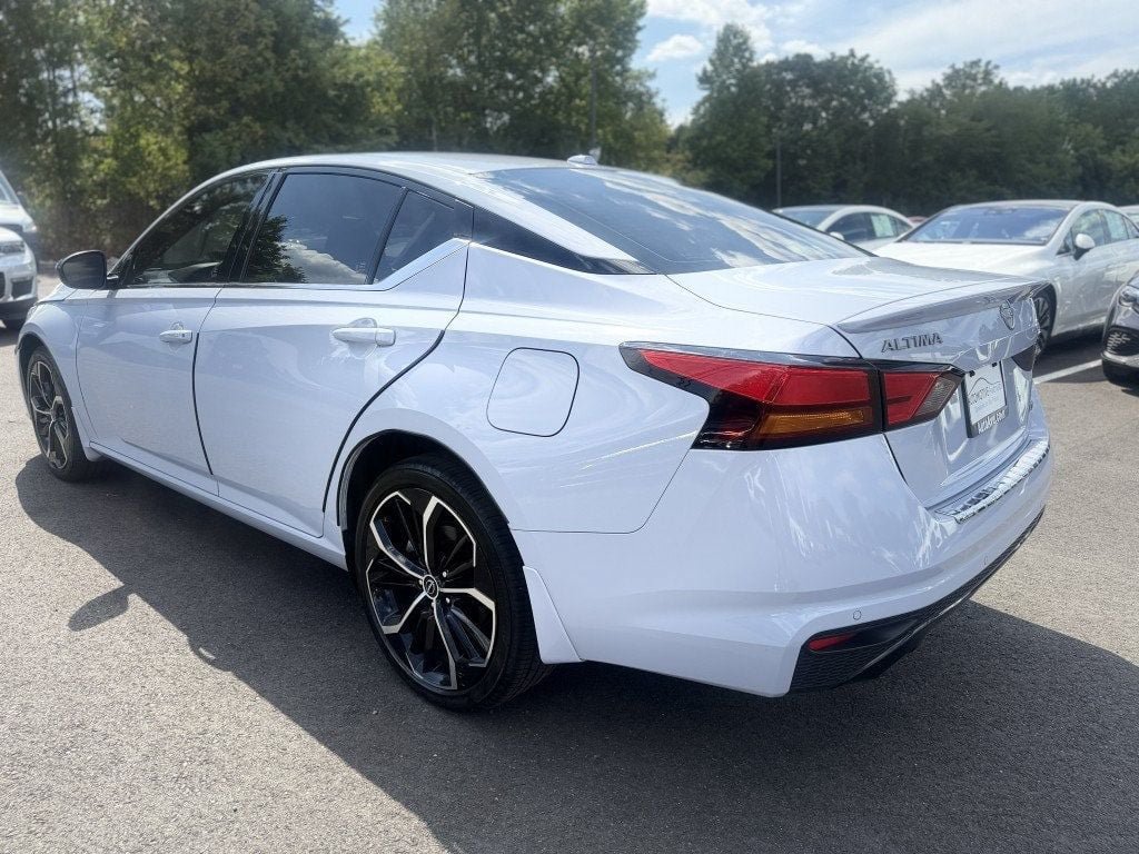 Used 2023 Nissan Altima 2.5 SR AWD/4WD image 6