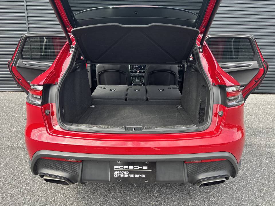 Used 2025 Porsche Macan AWD/4WD image 10
