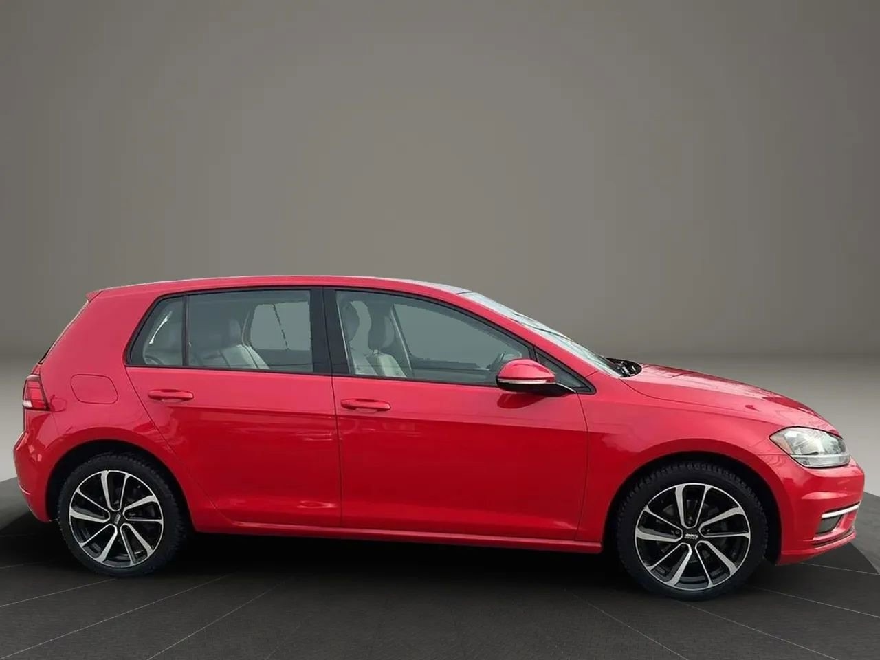 Used 2019 Volkswagen Golf SE image 4