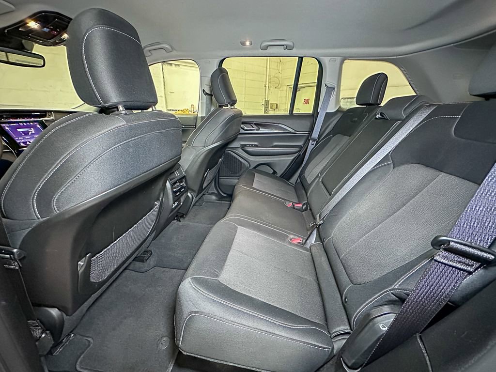 Used 2023 Jeep Grand Cherokee Laredo image 28