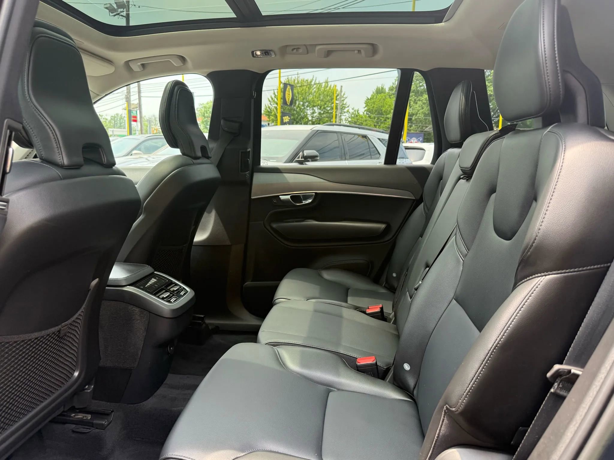 Used 2022 Volvo XC90 T5 Momentum w/ Climate Package image 24