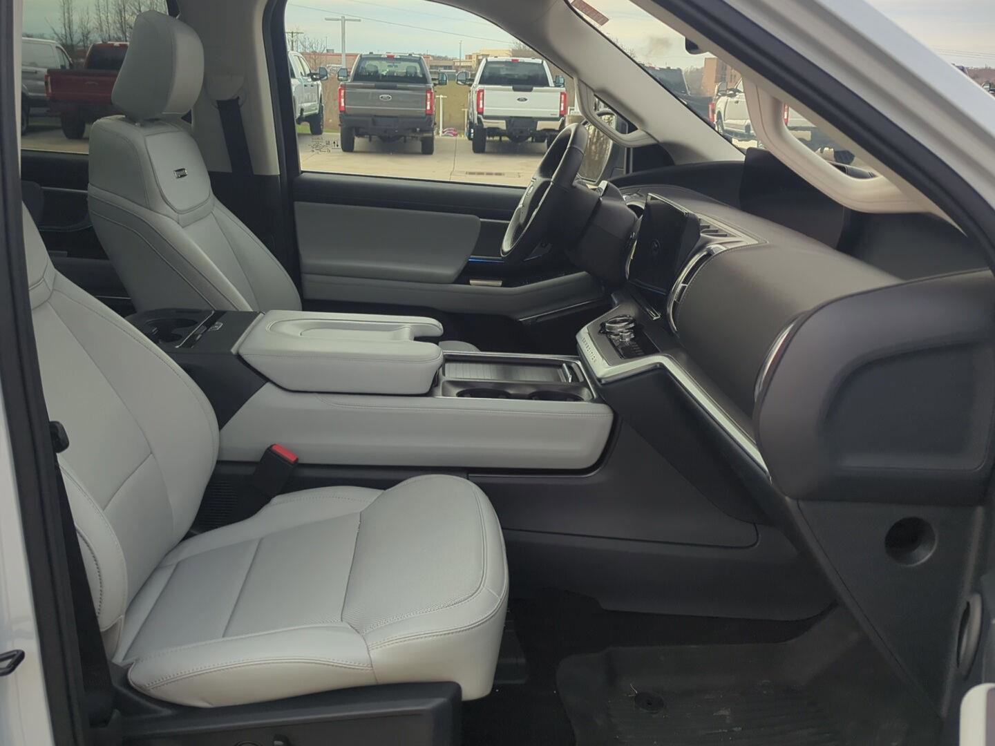 Used 2025 Ford Expedition Platinum image 35