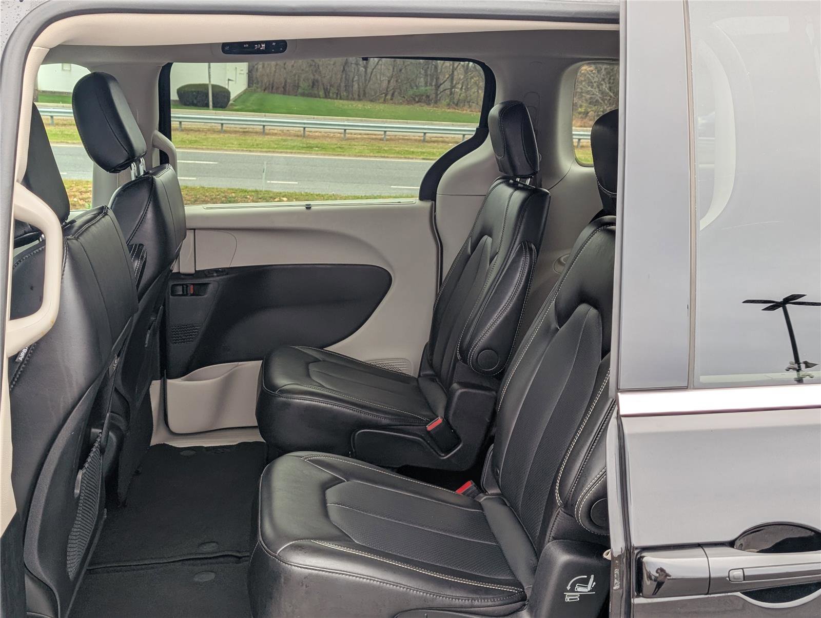 Used 2024 Chrysler Pacifica Touring-L image 15