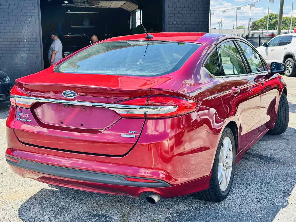Used 2018 Ford Fusion SE w/ Fusion SE Technology Package FWD image 5