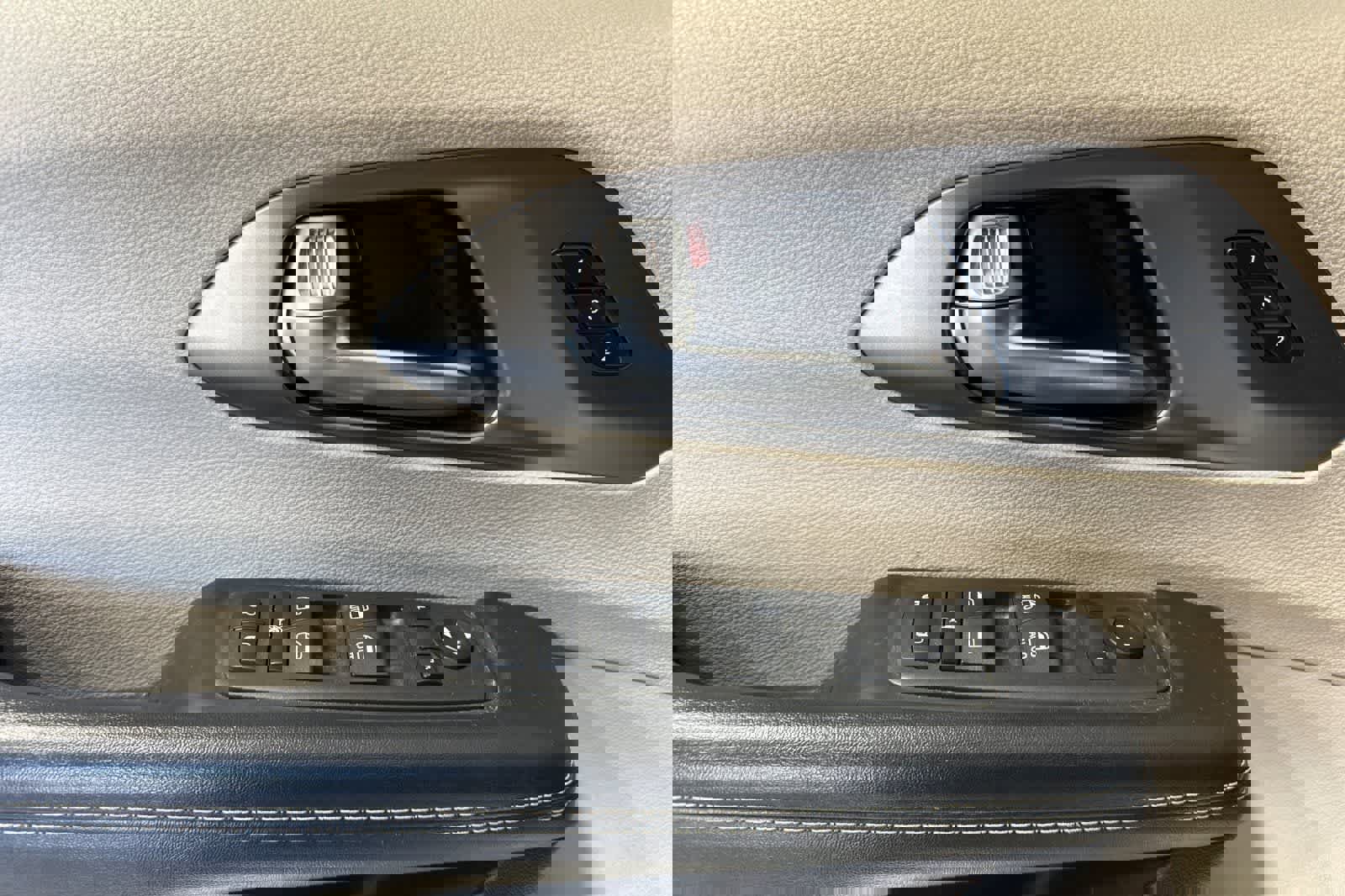 Used 2022 Chrysler Pacifica Touring-L image 15