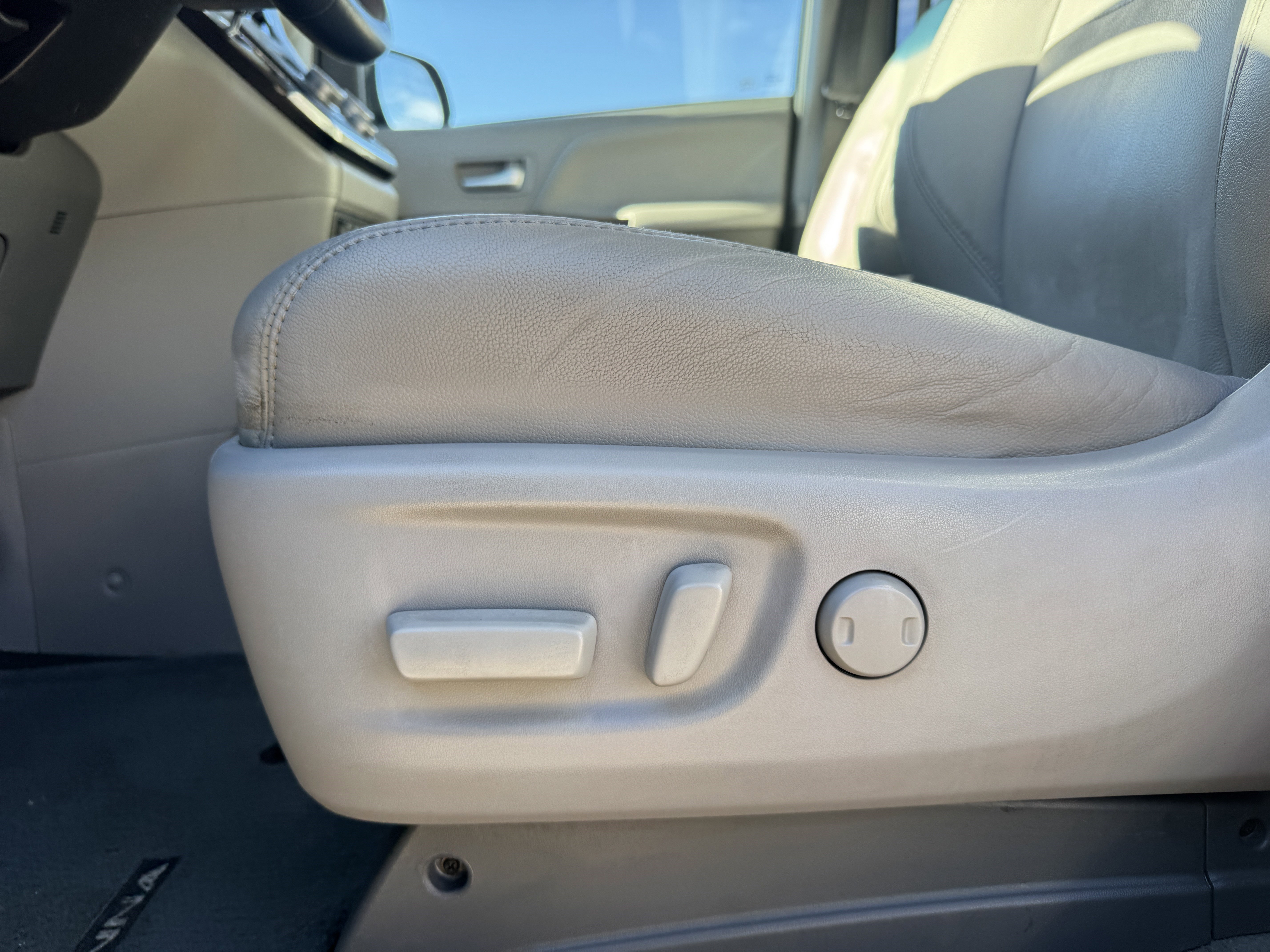 Used 2017 Toyota Sienna XLE image 10