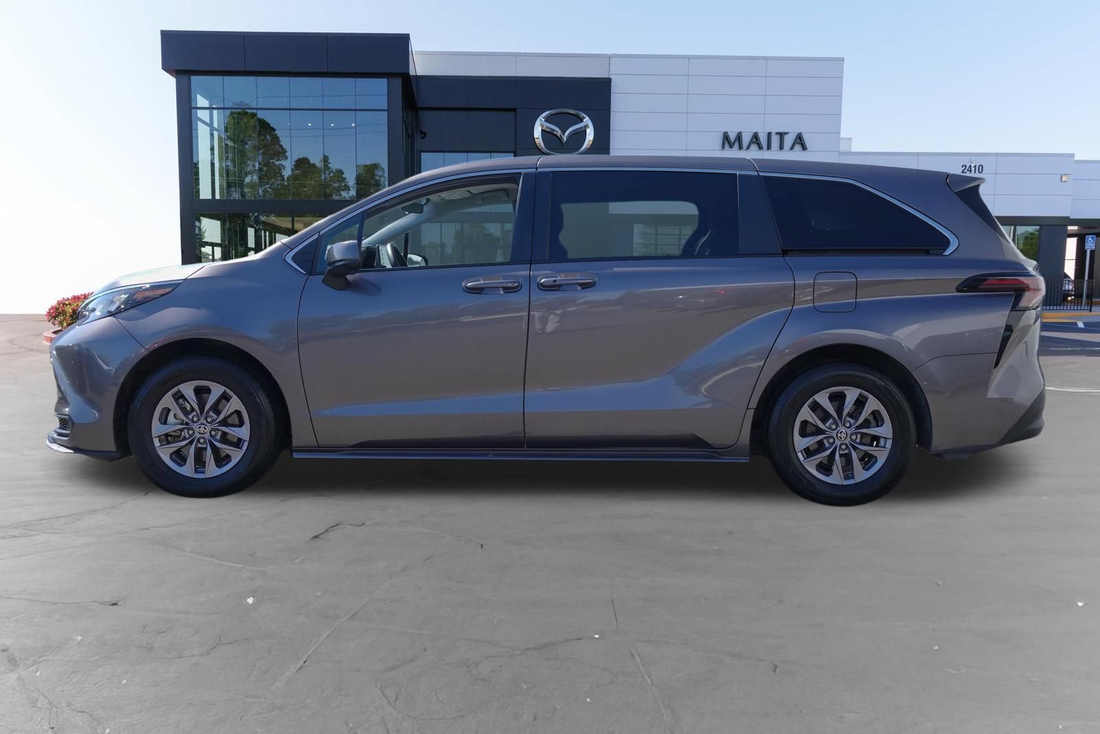 Used 2024 Toyota Sienna LE AWD/4WD image 6