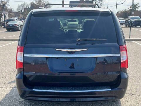 Used 2011 Chrysler Town & Country Touring-L w/ Entertainment Group #2 image 10